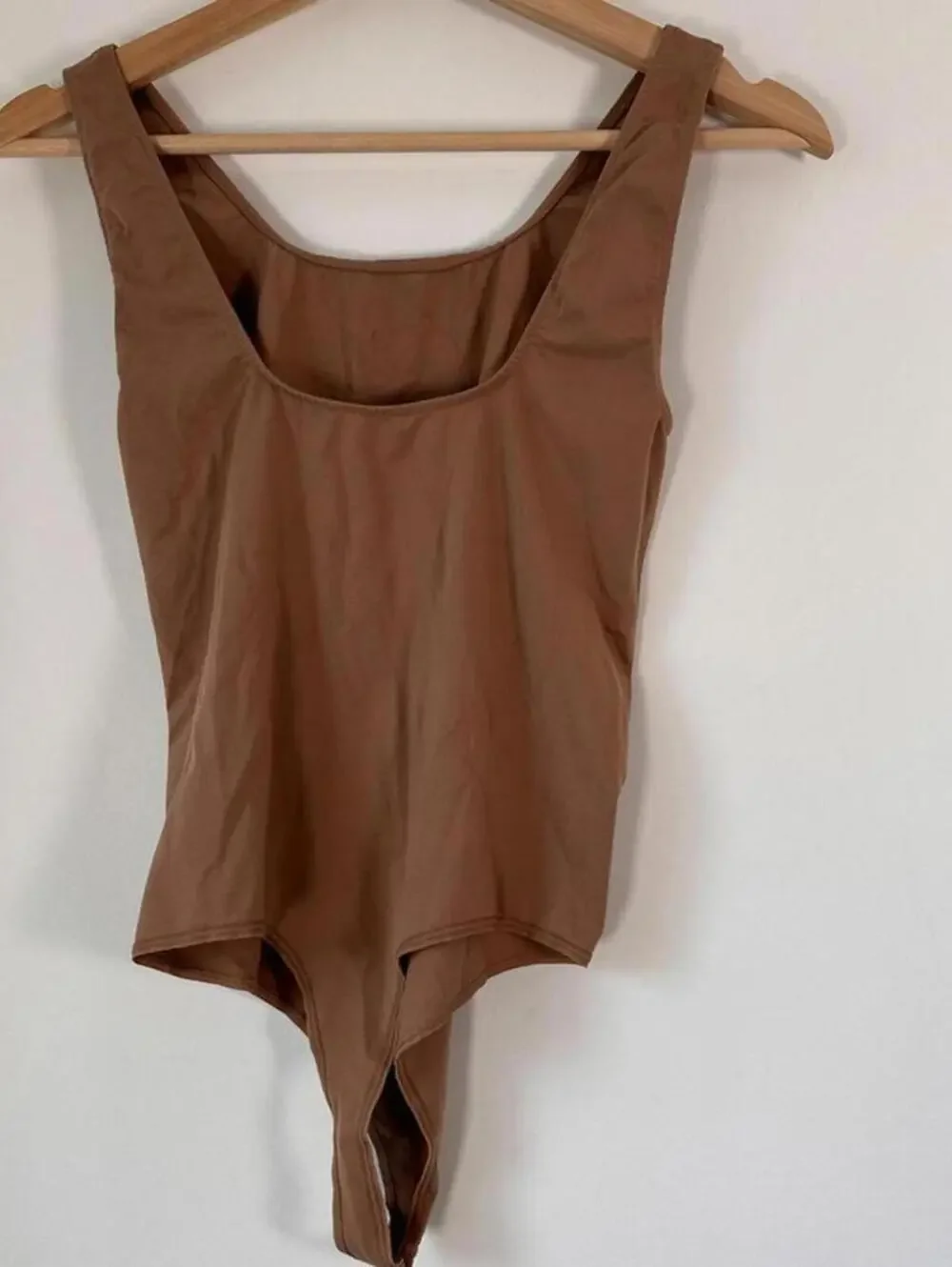 Skims scoop neck bodysuit Nude Tan Size L‎